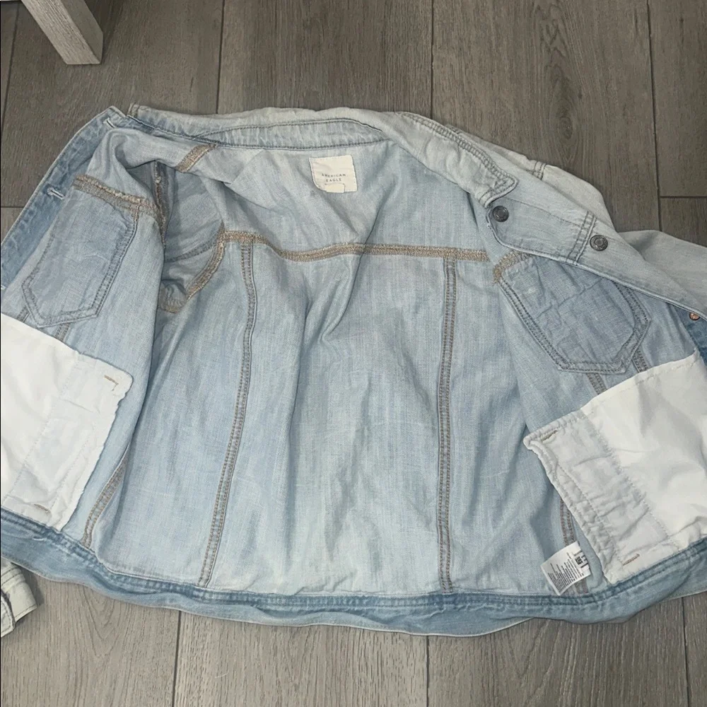 American Eagle Outfitters Light Wash Denim Jacket size medium - Picture 6 of 7